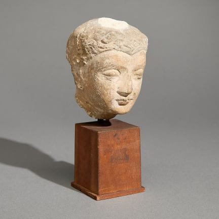 Buste antique en stuc sculpté du Gandhara représen