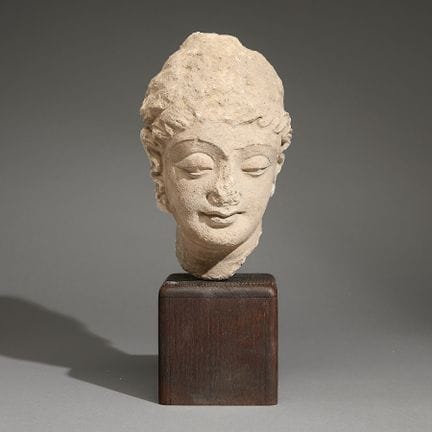 Buste antique en stuc sculpté du Gandhara représen