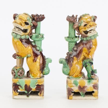 Paire de bougeoirs ou porte-encens en porcelaine c