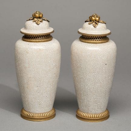 Paire de vases en porcelaine chinoise avec couverc