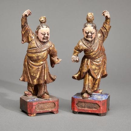 Paire de statues chinoises en bois doré, sculptées