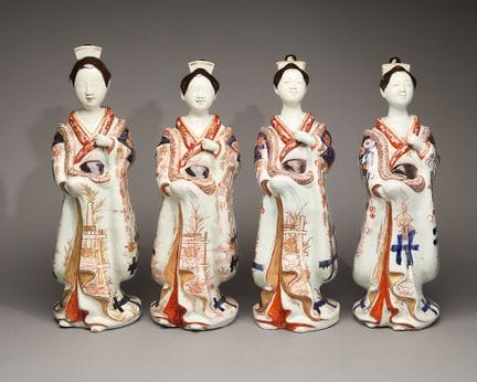Ensemble de quatre figurines en porcelaine japonai