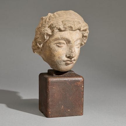 Buste antique en stuc sculpté du Gandhara représen