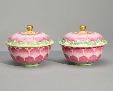Paire de bols chinois de la famille rose moulés en