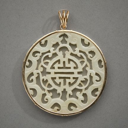 Pendentif en jade monté sur or jaune 14 carats, de
