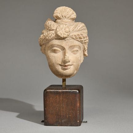 Buste antique en stuc sculpté du Gandhara représen