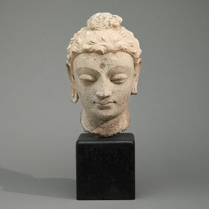 Tête de Bouddha en stuc sculpté de l'ancienne régi