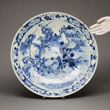 Plat de service en porcelaine chinoise bleue et bl