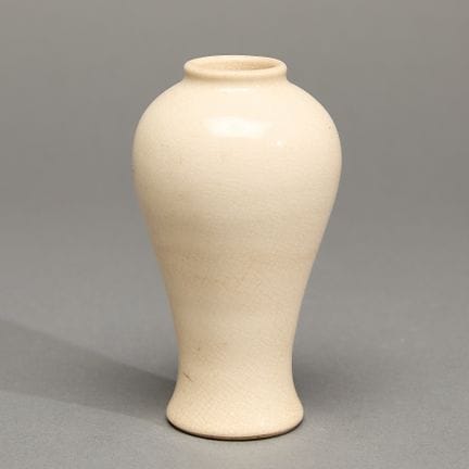 Vase-tabouret chinois en « blanc de Chine » présen