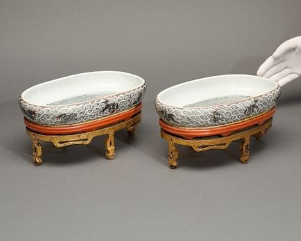 Paire de jardinières chinoises en porcelaine « fam