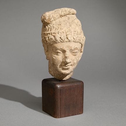 Tête antique en stuc d'un jeune homme du Gandhara,