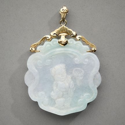 Plaque arrondie en jade sculpté aux teintes grises