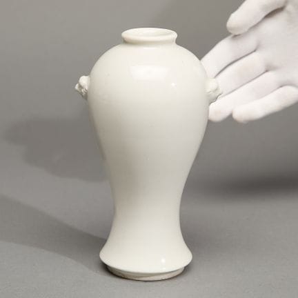 Vase chinois en porcelaine « blanc de Chine », dyn