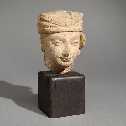 Tête antique en stuc du Gandhara représentant un j