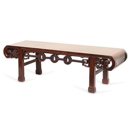 Autel ou table basse chinoise en bois dur sculpté,