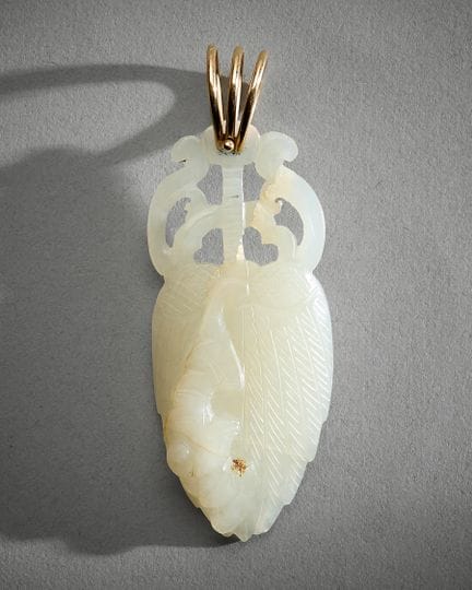 Plaque en jade sertie d’or jaune 14 carats, présen