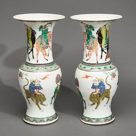 Paire de vases chinois en porcelaine « famille ver