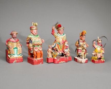 Ensemble de cinq figurines chinoises en bois sculp