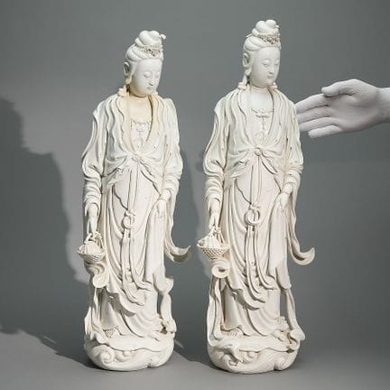 Paire de grandes statuettes chinoises en porcelain
