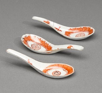 Ensemble de trois cuillères à soupe en porcelaine 