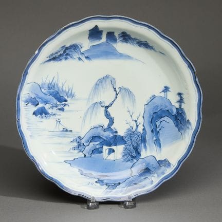 Assiette japonaise en porcelaine bleue et blanche 