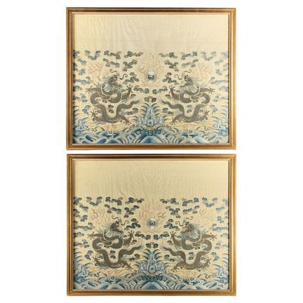 Paire de panneaux chinois en soie finement brodés,