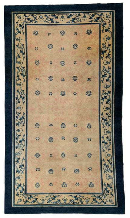 Tapis chinois orné de fleurs de lotus stylisées su