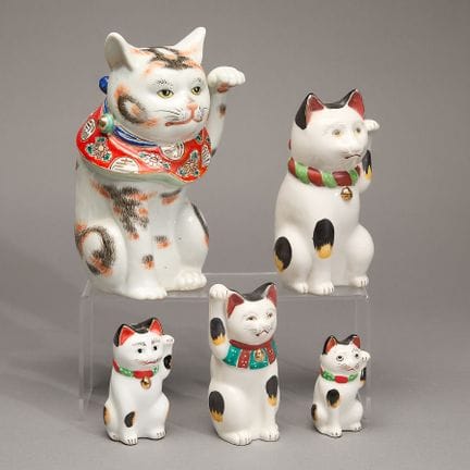 Lot de cinq figurines japonaises « maneki-neko » (