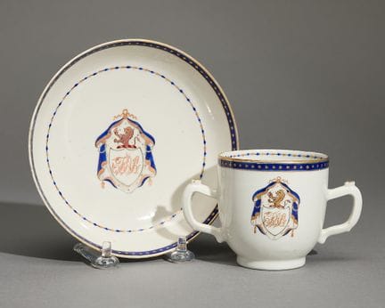 Tasse et soucoupe à deux anses, de fabrication chi