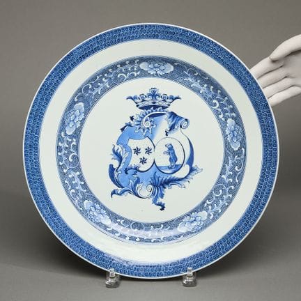 Assiette d'apparat en porcelaine bleue et blanche 