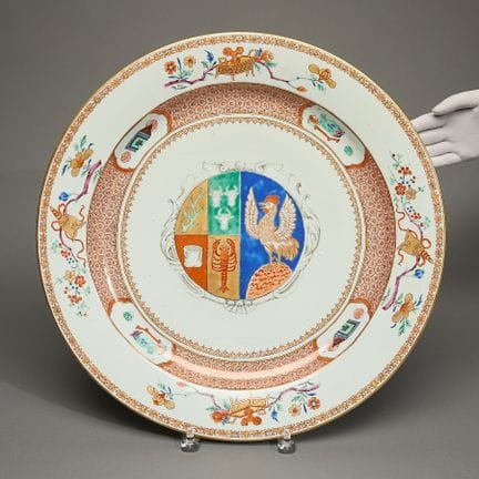 Grand plat de table chinois en porcelaine armoriée