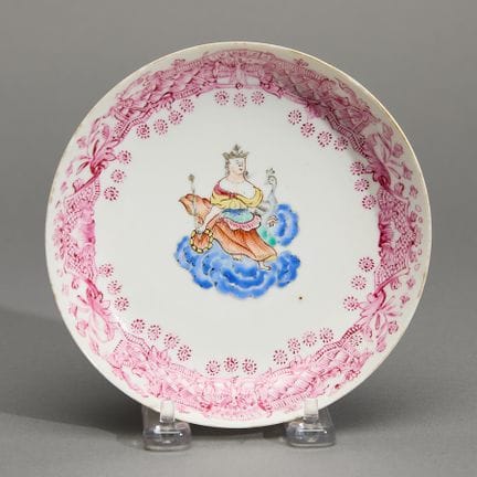Soucoupe mythologique de la « famille rose » desti