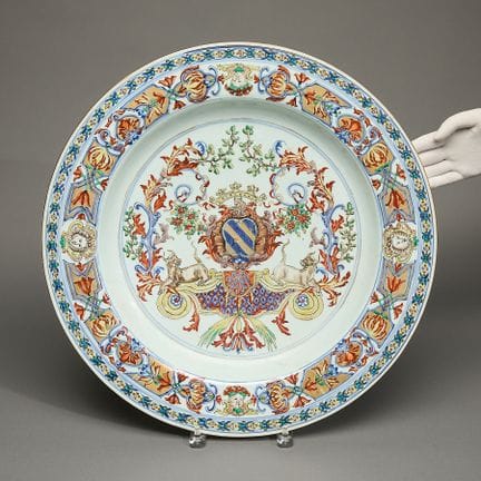 Assiette de table en porcelaine armoriée destinée 