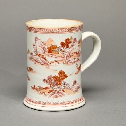 Ein Becher aus chinesischem Exportporzellan, mit e