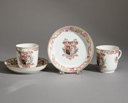 Paire de tasses à café et soucoupes en porcelaine 