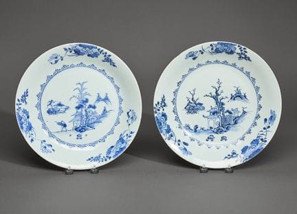 Paar blau-weiße Porzellan-Speiseteller aus chinesi