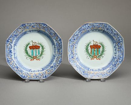 Paire d’assiettes octogonales armoriées en porcela
