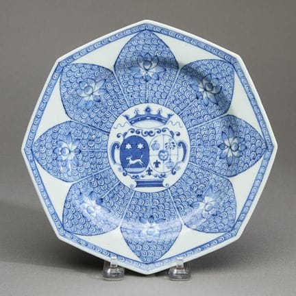 Assiette octogonale en porcelaine bleue et blanche