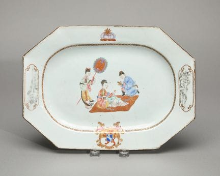 Plat en porcelaine armoriée chinoise destiné à l'e