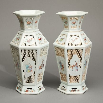 Paire de vases chinois en porcelaine « famille ros