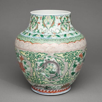 Vase balustre chinois de type « Wucai » destiné à 
