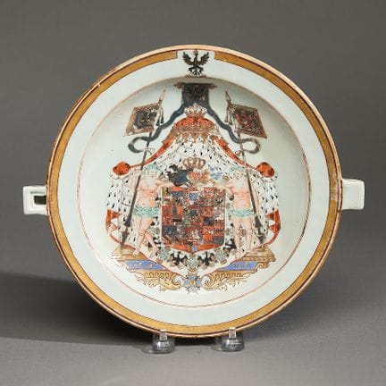 Assiette à eau chaude chinoise décorée d'armoiries