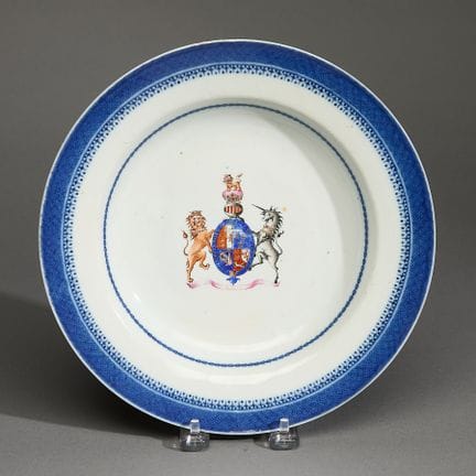 中国出口纹章瓷盘，乾隆年间，约1795年。 盘心饰有威尔士亲王的纹章（当时即未来的乔治四世），并配有