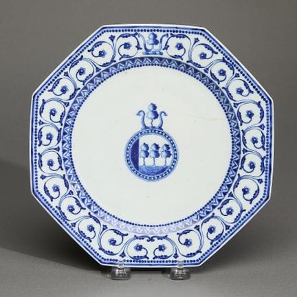 Assiette octogonale en porcelaine chinoise à armoi