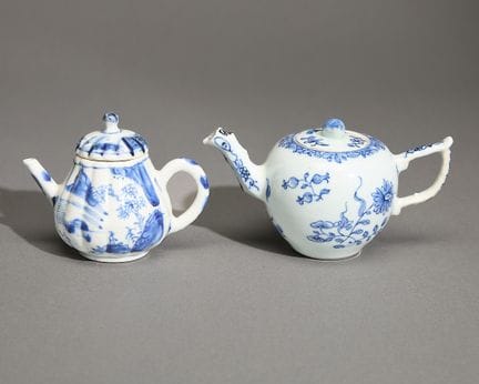 Paar chinesischer blau-weißer Kinderteekannen für 