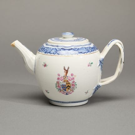 Théière chinoise en porcelaine armoriée destinée à