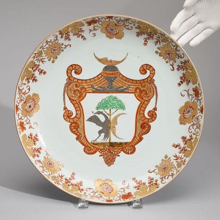 Grand plat chinois d'exportation à armoiries desti