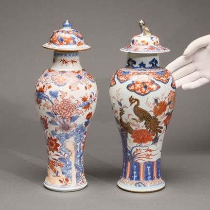 Ein Paar ähnlicher chinesischer Imari-Porzellanvas