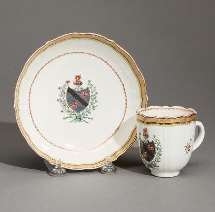 Tasse à café et soucoupe en porcelaine armoriée ch