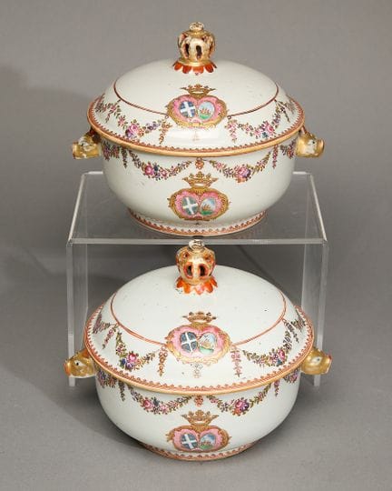 Paire de soupières chinoises de porcelaine « famil